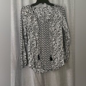 Women's Black and White Patterned Top